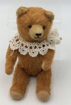 Auktion 362<br>alter Teddy mit  Spitzenkragen, H-30 cm [1]