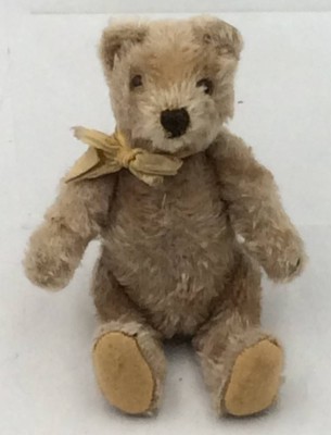 Auktion 362<br>kl. Steiff Teddy, blond mit Schleife, hart gestopft, H-16 cm [1]