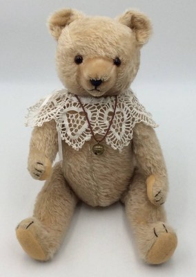 Auktion 362<br>gr. Steiff Teddy mit  Spitzenkragen, Brummstimme, hart gestopft, guter Zustand, H-ca. 50 cm [1]