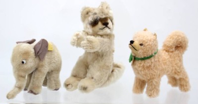 Auktion 362<br>§x ältere Steiff-Tiere in bespielter Erhaltung, Elefant, Waschbär und Hund Chow, ca. H-16cm [1]