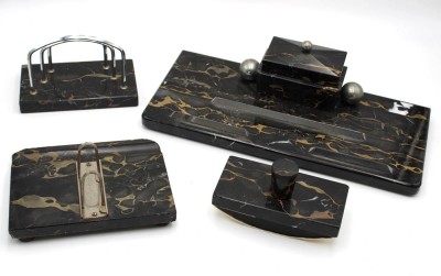 Auktion 362<br>4tlg. Schreibtisch-Garnitur, Marmor, wohl um 1930/40, div. kl. Abplatzer, gr. Ablage ca. 38,5 x 17,5cm [1]