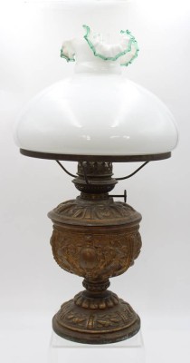 Auktion 362<br>Gründerzeit-Petroleumlampe, Kupferstand, Milchglasschirm bestossen, ca. H-47,5cm [1]