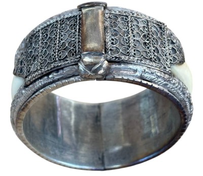 Auktion 362<br>massiver, breiter antiker  Silber-Armreif mit Knochen-Einlage, Silber geprüft, wohl Indien, B-3 cm, 120 gr [1]