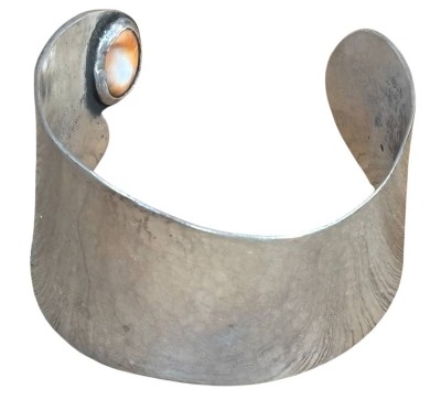 Auktion 362<br>breite Silber Armspange (geprüft), mit eingearbeiteter Schnecke, B-3,5 cm, 48,6 gr [1]