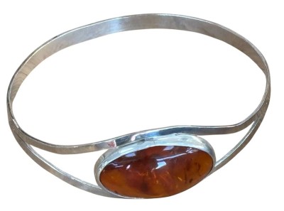Auktion 362<br>Silber-925- Armreif mit Bernstein Cabouchon mit Einschlüssen, 14,5 gr [1]