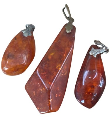 Auktion 362<br>3x div. Bernstein-Anhänger mit Silber-Monturen, zus. 13 gr., L-max. 7 cm [1]