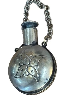 Auktion 362<br>kl. Flacon an kurzer Kette, versilbert, H-6 cm, 30,2 gr. [1]