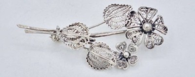 Auktion 362<br>Filigran gearbeitete Brosche, Blumenoptik, Silber, L-5,5 cm, 4,8 gr. [1]