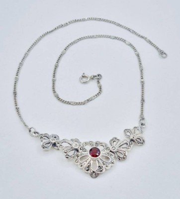 Auktion 362<br>Collier mit einem runden Granat und Markasiten, 925er Silber, L-43cm, 11 gr. [1]