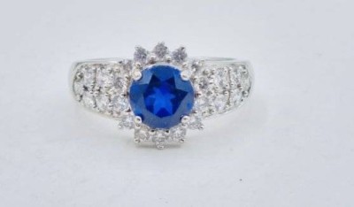 Auktion 362<br>Schöner Ring mit einem runden blauen Stein und 24 weißen Steinen, RG 59-60, 5,4 gr. [1]