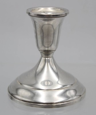 Auktion <br>Leuchter, Sterling, gefüllter Stand, Towl England, zus. ca. 215gr., ca. H-9,5cm, einige kleine Druckstellen. [1]