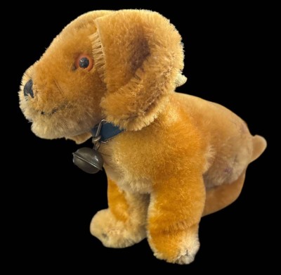 Auktion 362<br>kl. alter Steiff Hund, Knopf+Fahne, Nummer verwaschen, H-10 cm [1]