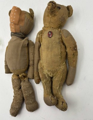 Auktion 362<br>2x sehr alte, stark abgeliebte Teddys, wohl um 1900,  H-ca. 33 cm [1]