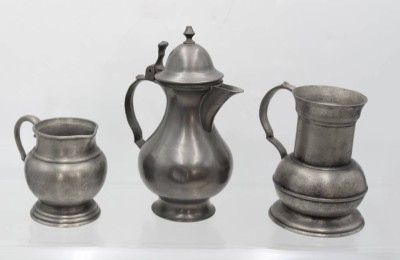 Auktion 362<br>3x div. Zinn-Teile, neuzeitl., Kanne, 2x div. Krüge, ca. H-23cm, div. Gebrauchsspuren und Druckstellen [1]
