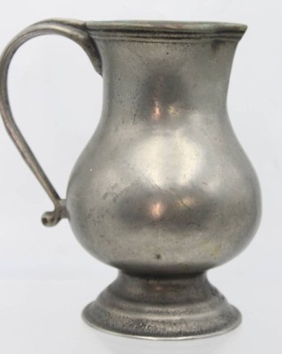 Auktion <br>hoher schwerer Schenkkrug, Metall, ca. H-19cm [1]