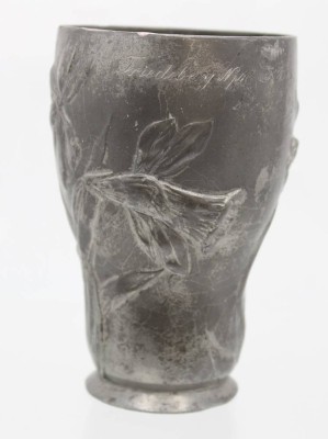 Auktion 362<br>LEVEN, Hugo (1874-1956 ) für Zinngießerei Kayser/Krefeld, Becher mit Narzissenblüten, Entw. von 1896, Modellnr. 4110, Gravur 