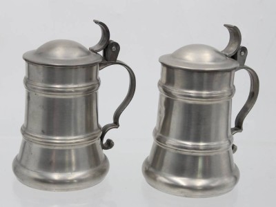 Auktion 362<br>Paar kl. Bierhumpen, Zinn, nach antiken Vorbildern, je ca. H-14,5cm [1]