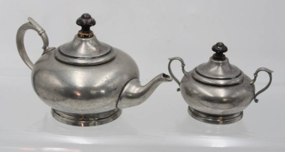 Auktion 362<br>Teekanne und Zuckerdose, Zinn, neuzeitl., teilw. Druckstellen,  ca. H-14,5cm [1]