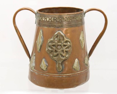 Auktion 362<br>gr. Kupfer-Henkeltopf mit Messing-Applikationen, Herkunft?, Altersspuren, ca. H-23cm [1]