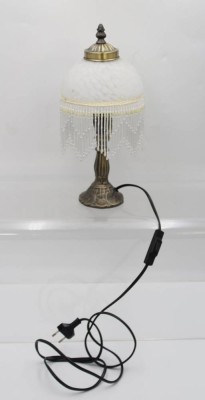 Auktion 362<br>Tischlampe in antikem Stil, Messingstand, Schirm mit Fadenbehang, ca. H-33cm [1]