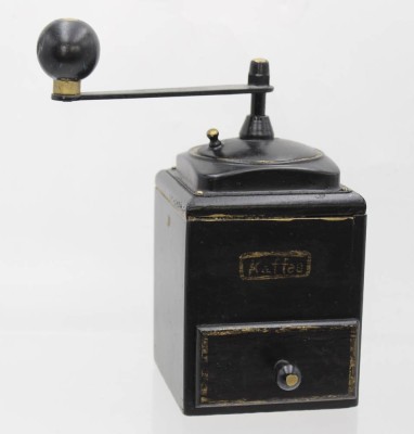 Auktion <br>Kaffeemühle, älter, Holzgehäuse, bemalt, ca. H- 20cm [1]