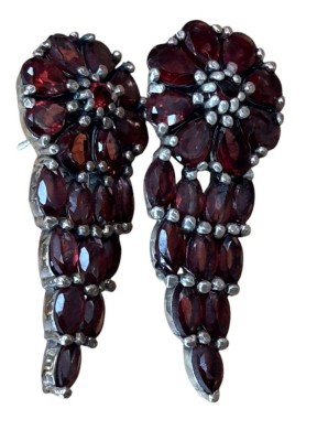 Auktion 362<br>Paar schwere Silber-925- Ohrhänger mit Granate, 14,8 gr., L-4 cm [1]