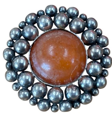 Auktion 362<br>runde Silber-935- Brosche, mittig wohl Bernstein, D-3 cm, 7,7 gr [1]