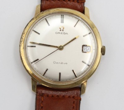 Auktion 362<br>Vintage Herrenarmbanduhr, OMEGA Genevé, Goldgehäuse um 14ct, Handaufzug, Werk läuft, Stellschraube wohl nicht original, Datum nicht einstellbar, D-3cm, Lederband [1]