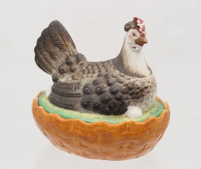 Auktion 362<br>figürliche Dose, Henne auf Nest, bemalt, teilw. berieben, wohl England, H-16,5cm B-17,5cm [1]