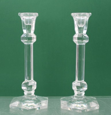 Auktion 362<br>Paar Leuchter, farbloses Glas, wohl Frankreich, je ca. H.24,5cm [1]
