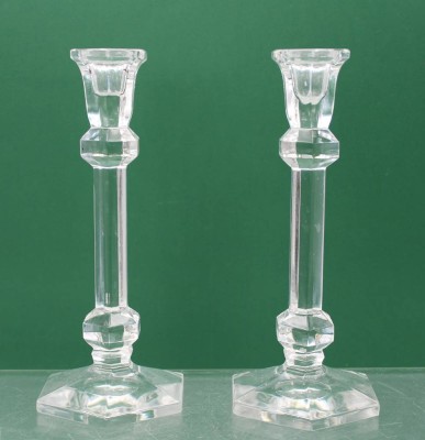 Auktion 368<br>Paar Leuchter, farbloses Glas, wohl Frankreich, je ca. H.24,5cm [1]