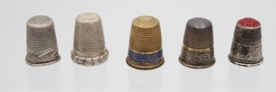 Auktion 362<br>5x div. alte Fingerhüte, teilw. Silber, Altersspuren, 1x verbogen [1]