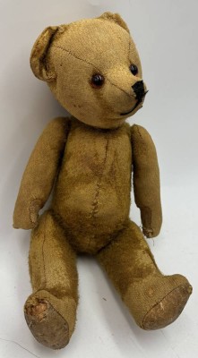 Auktion 362<br>stark abgeliebter Vorkriegs-Teddy um 1920/30, H-30 cm [1]