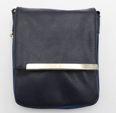 Auktion <br>kl. Umhänge-Tasche, gemarkt 
