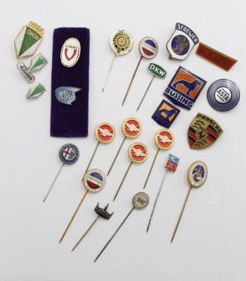 Auktion 362<br>24x div. Nadeln/Pins, älter, u.a. Porsche, NSU, Büssing, Zündap, ADAC, DKW etc. [1]