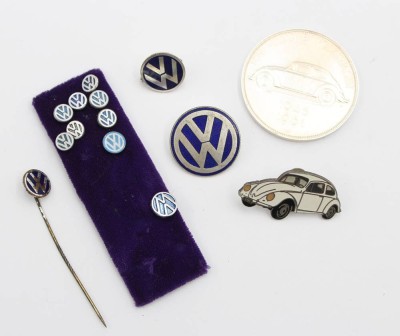 Auktion 362<br>Konvolut div. Nadeln/Pins Volkswagen, sowie Feinsilbermedaille 1961 (25gr.) [1]