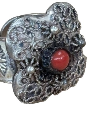 Auktion 362<br>Silberring, offen, Platte filigran, Koralle, RG 60, 15,4 gr [1]