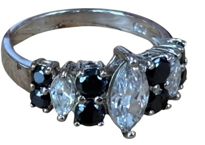 Auktion 362<br>Silberring-925-, klare und schwarze Steine, RG 60, 4,4 gr. [1]