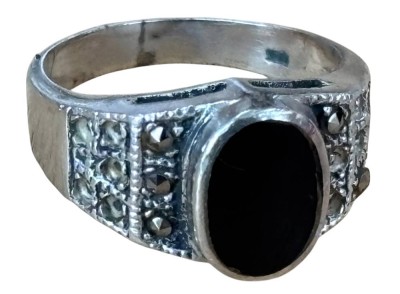 Auktion 362<br>Silberring mit schwarzen Lagenstein, einige Markasiten fehlen, RG 53, 4,3 gr. [1]