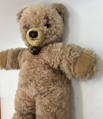 Auktion 362<br>kl. Teddy, weich gestopft, H-30 cm [1]