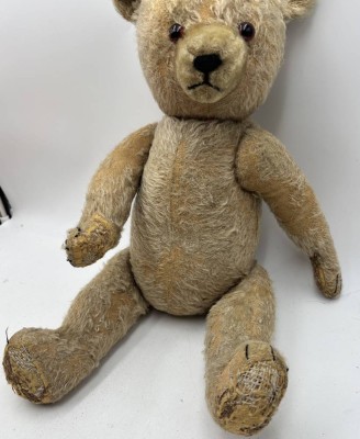 Auktion 362<br>gr. alter Steiff Teddy,  Holzwolle gestopft, bespielt, H-50 cm, [1]