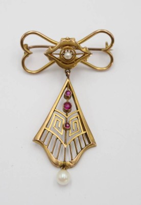 Auktion 362<br>Brosche um 1900, Gold um 8ct (gepr.), Perlchen und Rubinbesatz, 5,5 x 3cm, 3,2gr. [1]