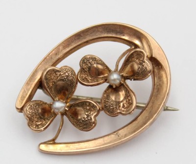Auktion 362<br>Brosche um 1900, Gold 333, 2 kl. Perlchen, 1,7gr., 2,5 x 2cm [1]