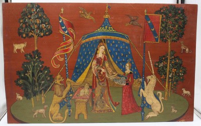 Auktion 362<br>Holztafel bemalt „Die Dame und das Einhorn“,  moderne Titel einer Serie von sechs Wandteppichen welche im Musée de Cluny in Paris zu bewundern sind, Öl/Holz, 1x Ecke beschädigt, ca. 45,5 x 72,5cm [1]