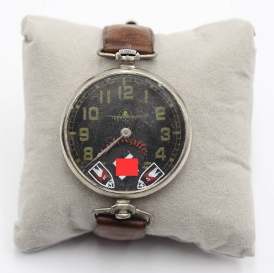 Auktion 362<br>Armbanduhr gefertigt aus russ. Taschenuhr, Ziffernblatt mit HK und Luftwaffe, Jagdgeschwader-Zeichen, Eigenbau wohl aus der Zeit des 3. Reiches, Werk läuft, Lederband, ca. D-4,3cm [1]