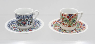 Auktion 362<br>2x Mokkatassen, floral bemalt,  Kuthaya, ca. H-5,5cm [1]