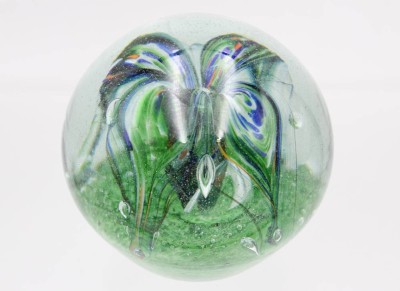 Auktion 362<br>gr. Paperweight, Einschmelzungen in floraler Form, ca. H-9cm [1]