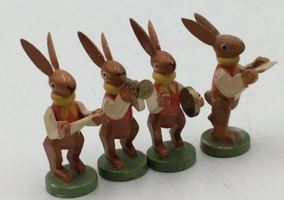Auktion <br>4 kl. Wendt&Kühn  Hasenkapelle Figuren, kl. Fehltteile etc., alle mit Etikett, H-4,5 cm [1]