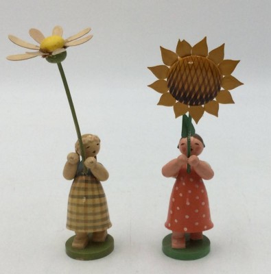 Auktion <br>2x Blumenkinder mit Sonnenblumen, H-ca. 14 cm, WuK [1]
