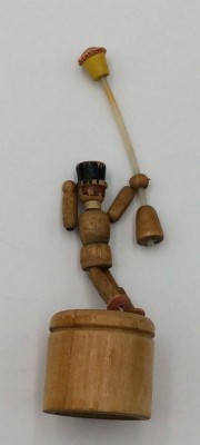 Auktion 362<br>Drückfigur Erzgebirge Athlet, Drücker klemmt, irgendwie defekt?, H ca. 12 cm [1]